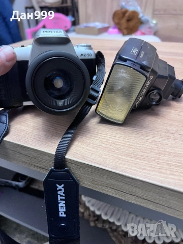 Винтидж Pentax MZ-50 SLR камера в комплект с външна светкавица Metz mecablitz