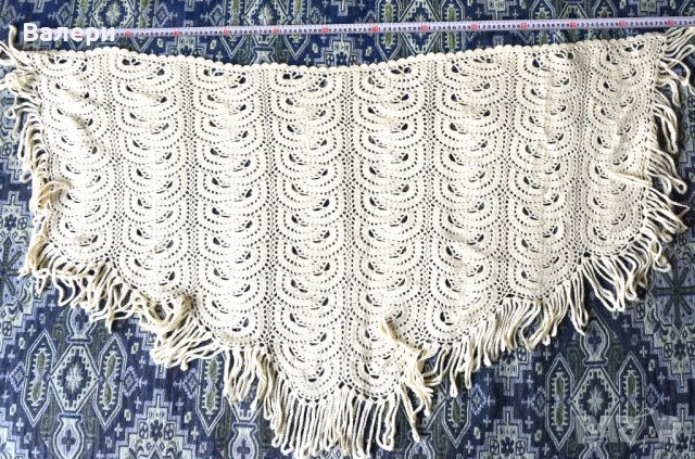 Ръчно плетени шалове-триъгълни, с ресни, бели, снимка 1 - Шалове - 42833741