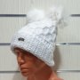 Нова зимна бяла дамска шапка с 2 помпона/пуха, снимка 2