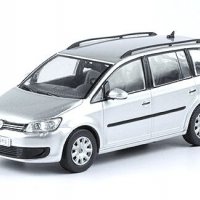 Volkswagen Touran 2010 - мащаб 1:43 на DeAgostini моделът е нов в PVC дисплей кейс VW