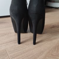 Дамски черни обувки на висок ток велур с златисти елементи 36 номер  , снимка 2 - Дамски елегантни обувки - 38459998