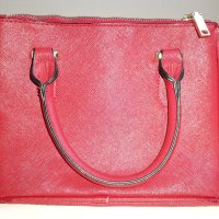 Дамска чанта MANGO, червена, с три разделения, дълга подвижна дръжка, златни ципове, много запазена, снимка 3 - Чанти - 35077096