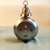 Часовник будилник SERKISOF с камбанка работещ, снимка 3 - Антикварни и старинни предмети - 44617594