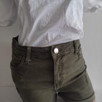 Дамски къси панталони Bershka , снимка 1 - Къси панталони и бермуди - 40490100