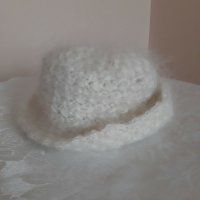 Плетена шапка от Ангорска прежда с дълъг косъм . , снимка 1 - Други - 31026436