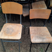 Тръбни желязни столове с дървени седалки и облегалки , снимка 1 - Столове - 44516933