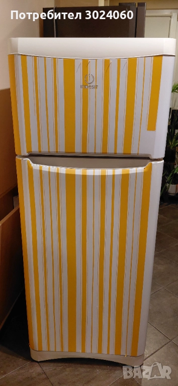 Хладилник Indesit с горна камера 150 см, снимка 1