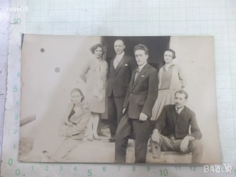 Снимка стара на три семейства пред вратата, снимка 1