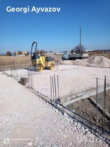услуги с мини багер, самосвал, бобкат и валяк
