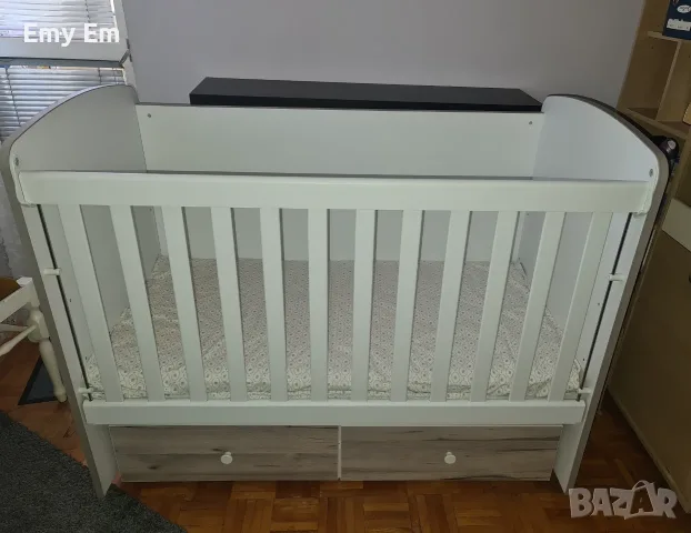 Бебешко легло с люлеещ механизъм, матрак, 2 чекмеджета и въртележка