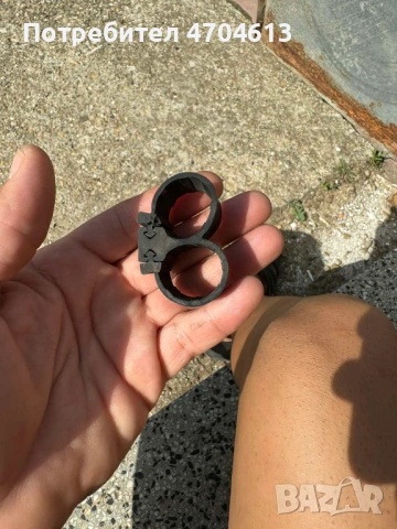 Гумена скоба за маркучи само за 5Eur.