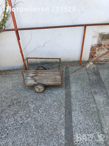 Продавам ръчна количка с две колела.