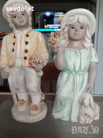 Две стилни и прекрасни фигури(статуетки).Обявената цена е за двете.