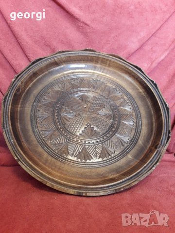 Дърворезбована декоративна чиния.