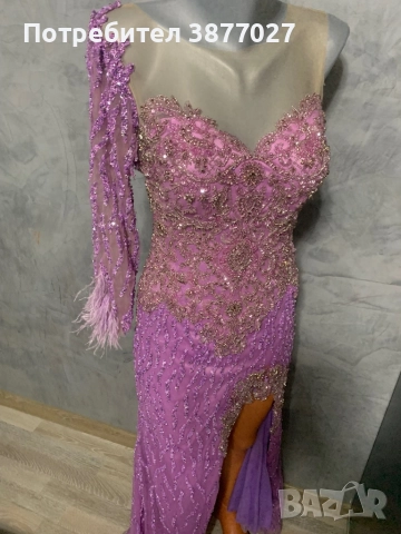 Роклята е от Модна къща Сияна 