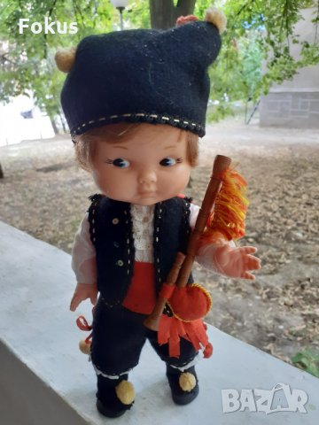 Стара гумена кукла в носия с гайда , снимка 1 - Антикварни и старинни предмети - 33863613