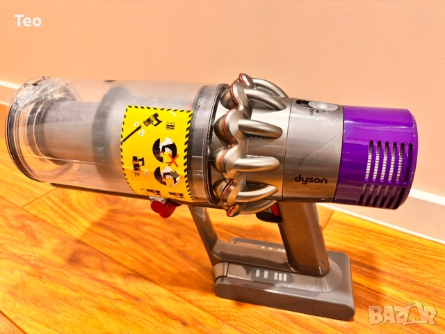 Dyson прахосмукачка V10 с нова батерия, снимка 2 - Прахосмукачки - 52873156