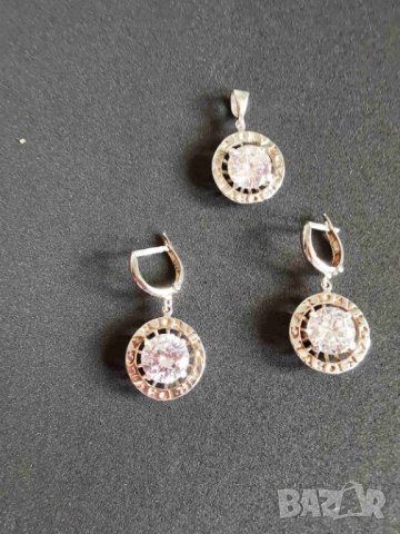 Tолкова нежен и класен сет Сребърни колие и обеци с камък- комплект