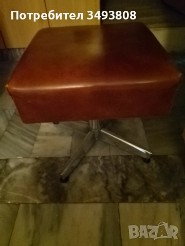 Стара кожена въртяща се табуретка 