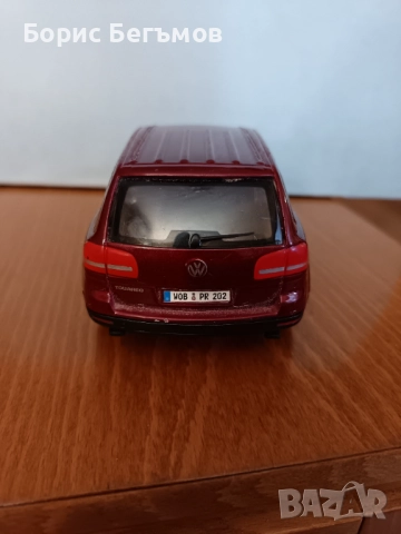 Количка Фолксваген Bburago 1/24, Volkswagen Touareg, снимка 3 - Колекции - 52505703
