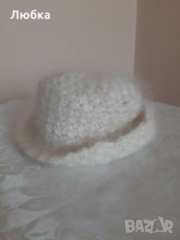 Плетена шапка от Ангорска прежда с дълъг косъм . 