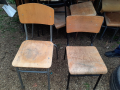 Тръбни желязни столове с дървени седалки и облегалки 