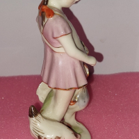 Стара порцеланова фигура-момиче с кокошки, снимка 4 - Антикварни и старинни предмети - 44638503