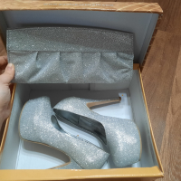Дамски сребърни обувки + подарък чанта, снимка 1 - Дамски обувки на ток - 44554798