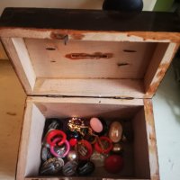 Дървена кутийка със 25 комплекта обеци от социализма, снимка 4 - Антикварни и старинни предмети - 38590080