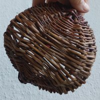 Стара дървена малка сладка плетена кръгла кошница с дръжка, снимка 9 - Други - 42335470