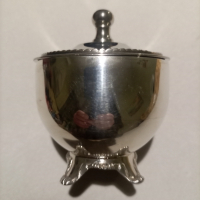 Много красива Винтаж сребърна купа Oneida USA с четири крака с въртящ  капак , снимка 5 - Антикварни и старинни предмети - 44590861