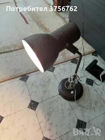 Продавам почти нова настолна лампа 