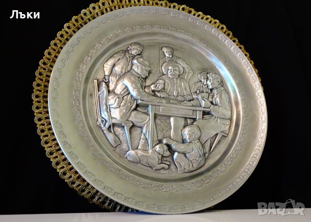 Чиния,пано от калай,релефна картина 30 см.,лов,покер. , снимка 2 - Антикварни и старинни предмети - 37783578
