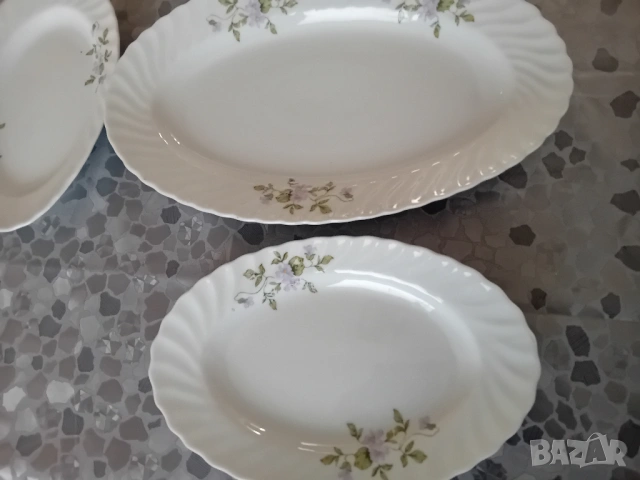 Плато от порцелан и три чинии, производство на завод Китка