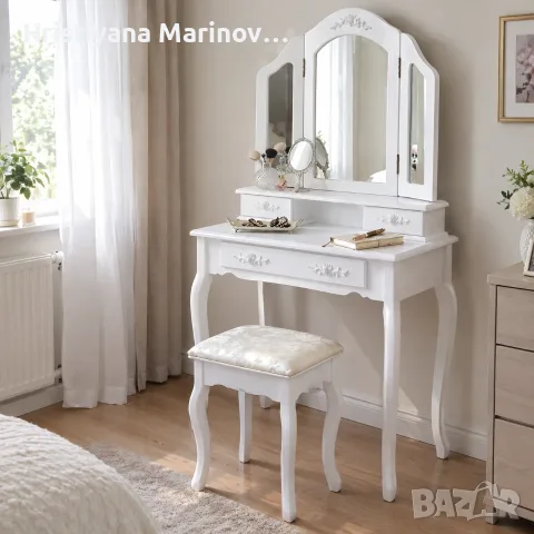 Бяла козметична тоалетка с три огледала и табуретка
