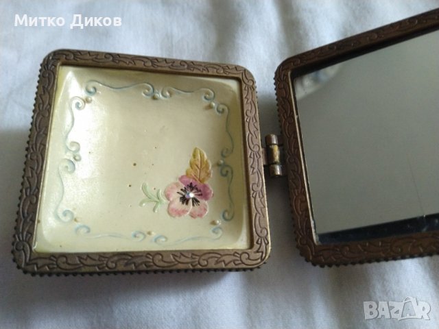 Пудриера около 1920г френска флорален мотив 60х60х35мм-четири камъчета, снимка 14 - Антикварни и старинни предмети - 36617297