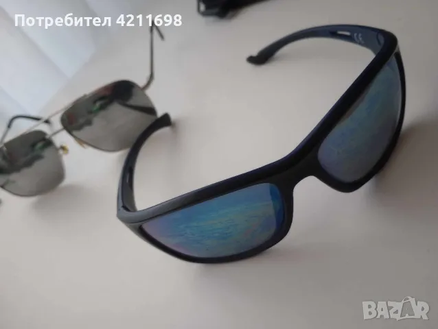 Два чифта слънчеви очила