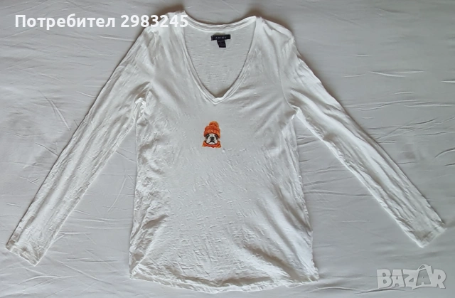 Бяла дамска тениска с шпиц деколте и емблема кученце