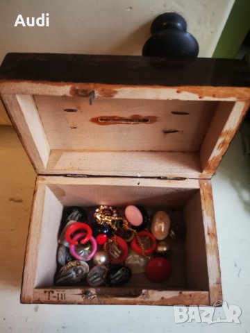 Дървена кутийка със 25 комплекта обеци от социализма, снимка 4 - Антикварни и старинни предмети - 38590080