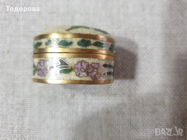 Старинна елипсовидна кутийка от бронз и цветен емайл, снимка 2 - Други ценни предмети - 34986297