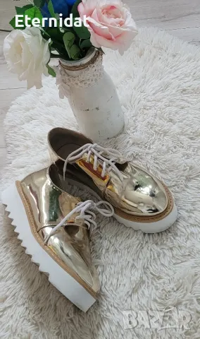 Златисти обувки 