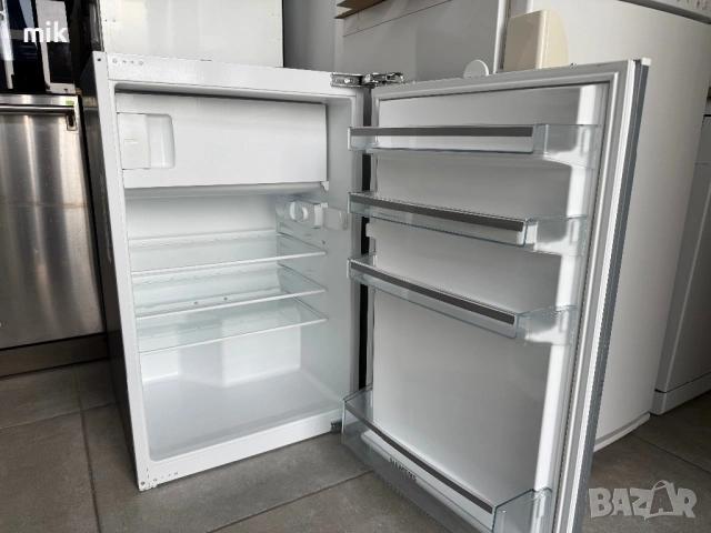 Малък хладилник за вграждане Сименс