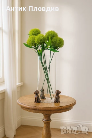 Стъклена ваза с декоративни кучета в бронзов цвят