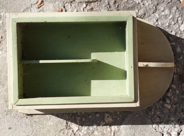 Стар шкаф, полица, рафт, аптечка  за стена, авто мото, медицинска чанта червен кръст аптечка брезент