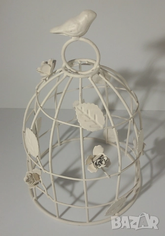 Декорация от бял метал като клетка за птичета с птица отгоре, листа и рози (или друго цвете)