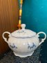 Голяма, порцеланова захарница с незабравки и син кант., снимка 1 - Антикварни и старинни предмети - 42792433