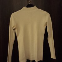Бяла плетена блузка дълъг ръкав, по врата, по тялото е 1 съдържа еластан, с емитация на копчета , снимка 1 - Блузи с дълъг ръкав и пуловери - 37414762