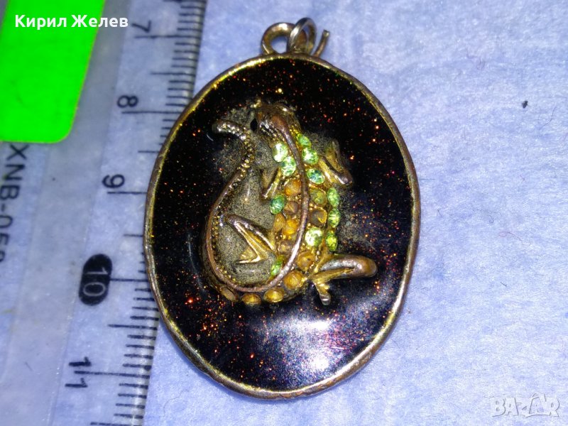 ЗЛАТИСТА МАСИВНА БРОНЗОВА с ЕМАЙЛ и ИСКРЯЩИ ФАСЕТИРАНИ КРИСТАЛИ АРТ ВИСУЛКА МЕДАЛЬОН с ГУЩЕРЧЕ 37006, снимка 1