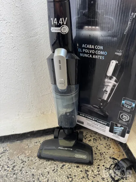 Вертикална Безжична Прахосмукачка - Rowenta Air Force Light RH6545WH, 14.4V, Акумулаторна!, снимка 1