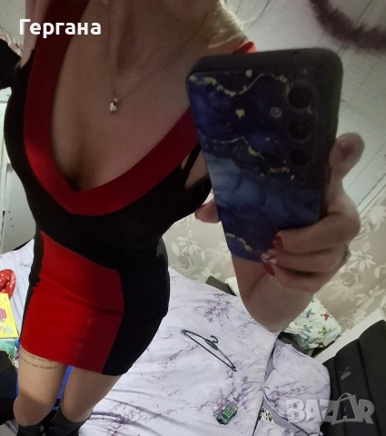 рокля с гол гръб